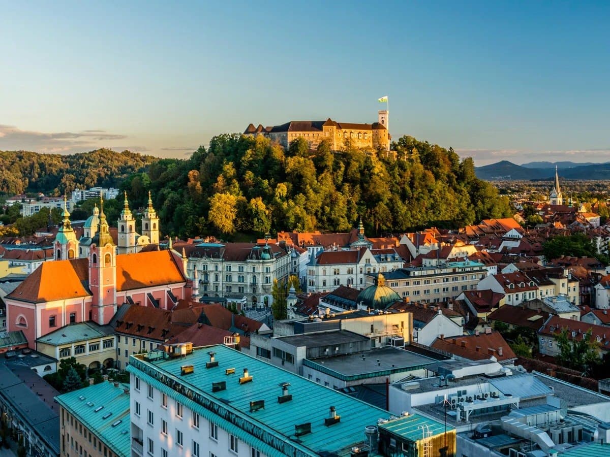 Ljubljanski grad nad starim mestnim jedrom